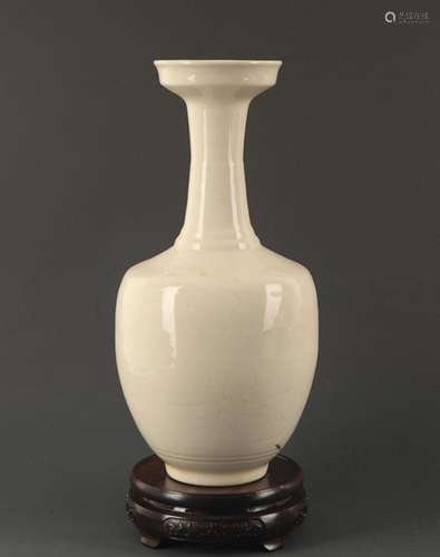 A FINE QING YAO FLOWER CARVING PORCELAIN VASE