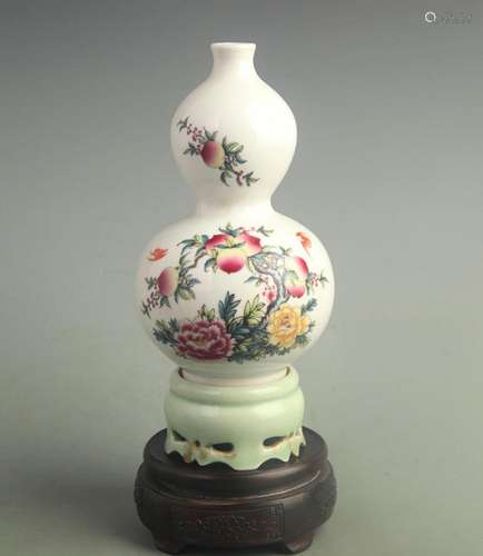 FAMILLE ROSE PORCELAIN VASE WITH AUSPICIOUS SYMBOLS OF WEALT...