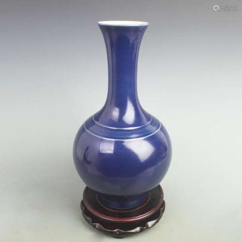 A FINE CERULEAN BLUE GLAZED DECORATIVE PORCELAIN VASE