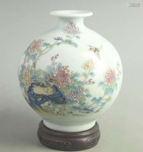 FAMILLE ROSE PORCELAIN VASE WITH VARIOUS COLORFUL FLOWERS