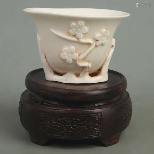 A FINE DEHUA GLAZED AND CARVED WHITE PORCELAIN PLUM BLOSSOM ...