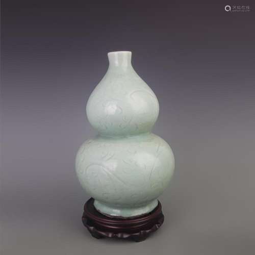 A LIGHT BLUE GLAZED FLOWER PATTERN CALABASH BOTTLE