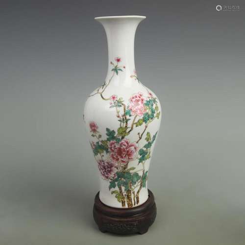 FAMILLE ROSE PORCELAIN VASE WITH PEONY FLOWERS AND FISH TAIL...