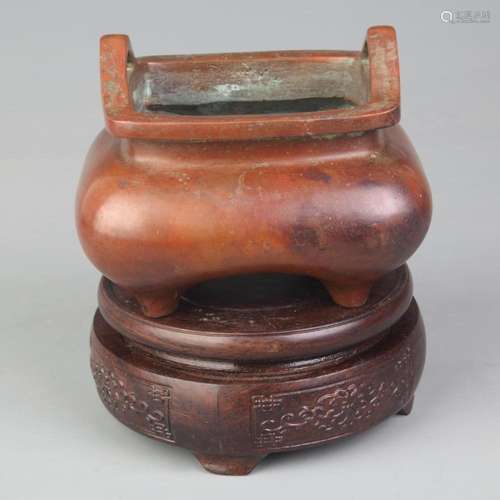 A FINE DOUBLE HANDLE SQUIRE SHAPED BRONZE CENSER