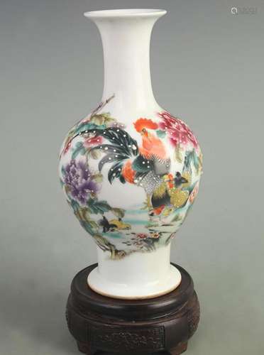 A FINE ENAMEL COLOR CHICKEN PATTERN PORCELAIN VASE