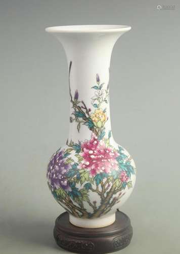 A FINE FAMILLE ROSE FLOWER AND BIRD FLOWER VASE