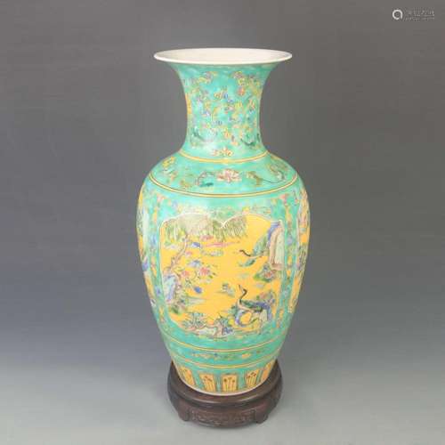 A GREEN GROUND ANIMAL PATTERN PORCELAIN VASE