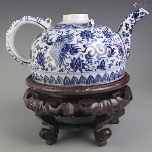 BLUE AND WHITE PORCELAIN TEAPOT WITH ENTWINED BRANCHES PATTE...