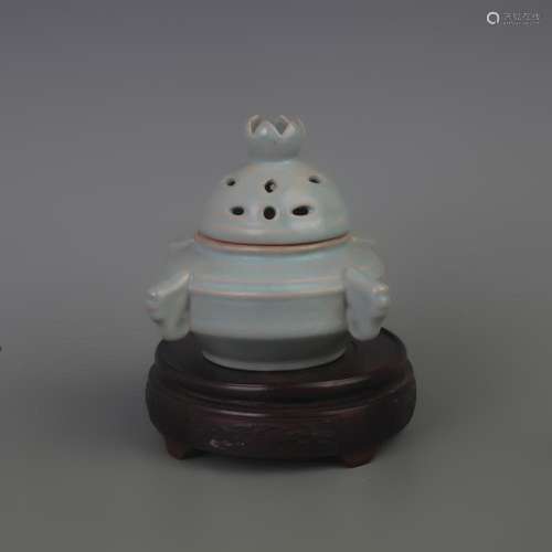 A FINE LONG QUAN KILN PORCELAIN INCENSE BURNER