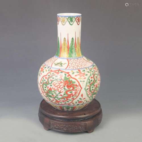 A FINE FAMILLE VERTE CELESTIAL GLOBE SHAPED PORCELAIN VASE