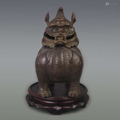 A FINE BRONZE ANIMAL HEAD SHAPED INCENSE BURNER