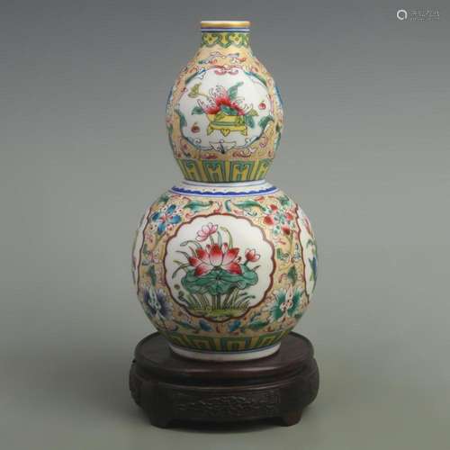 FAMILLE ROSE FLOWER PATTERN CALABASH SHAPED VASE