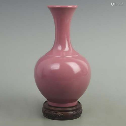 A FINE CINNABAR RED GLAZED DECORATIVE VASE