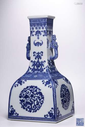 Blue and white chi pattern double-eared square vase