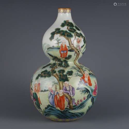 Pastel Eighteen Arhats Figure Gourd Vase