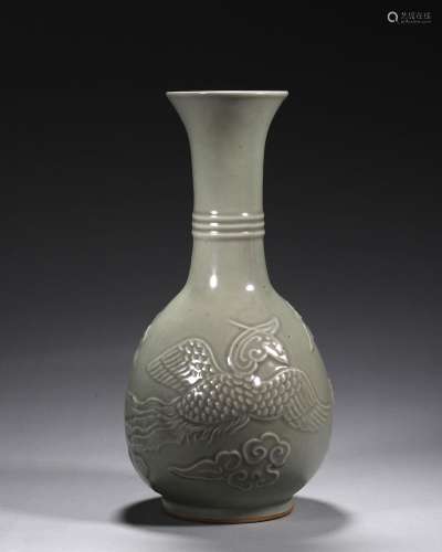 A phoenix bird patterned Longquan kiln porcelain vase,Yuan D...