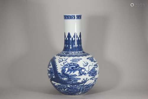 A blue and white dragon porcelain tianqiuping,Qing Dynasty,C...