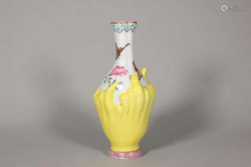 A famille rose flower and butterfly porcelain vase,Qing Dyna...
