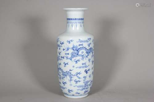 A dragon patterned celadon glaze porcelain vase,Qing Dynasty...