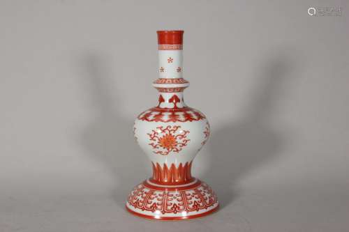 An iron red flower porcelain vase,Qing Dynasty,China