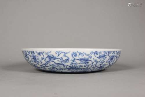 A blue and white interlocking flower porcelain plate,Qing Dy...