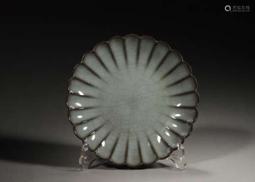 A Ge kiln porcelain flower shaped plate,Song Dynasty,China