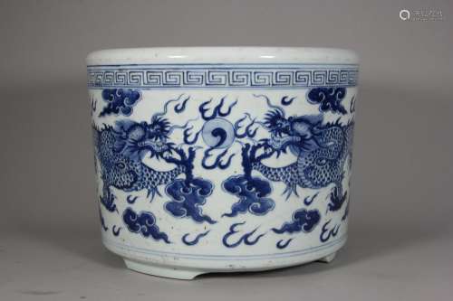 A blue and white cloud and dragon porcelain three-legged cen...