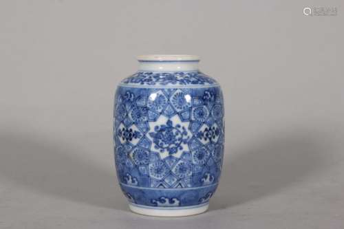 A blue and white flower porcelain vase,Qing Dynasty,China
