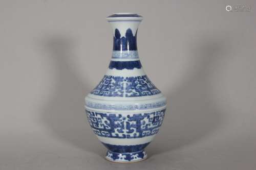 A blue and white kui dragon porcelain zun,Qing Dynasty,China
