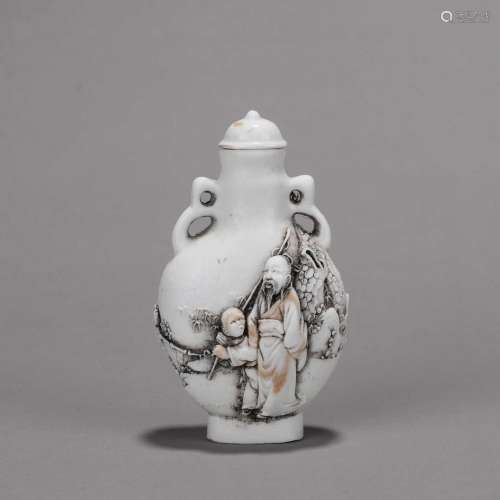 A figure carved porcelain snuff bottle,Qing Dynasty,China