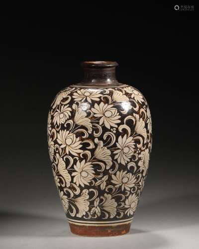 A flower patterned Jizhou kiln porcelain meiping,Song Dynast...