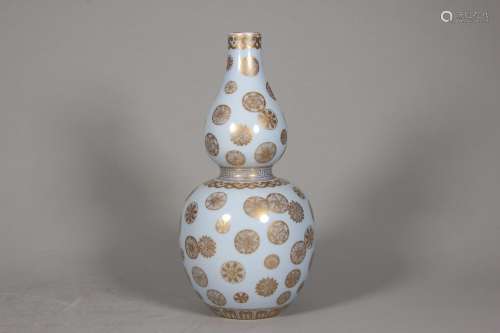A gilt flower patterned porcelain gourd shaped vase,Qing Dyn...