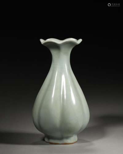 A Longquan kiln porcelain vase,Song Dynasty,China