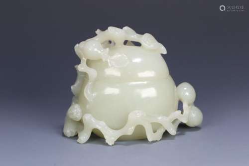 Hetian jade "Sanduo" cap bottle