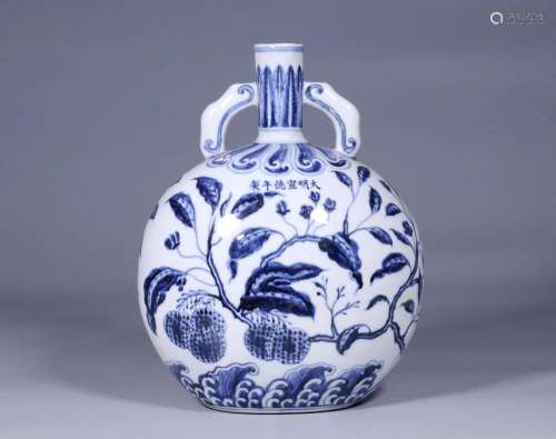 Blue and white lychee pattern holding the moon bottle