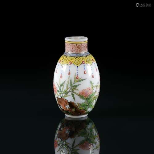 A Chinese enamelled Peking glass snuff bottle
