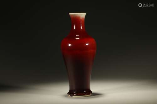 红釉瓶