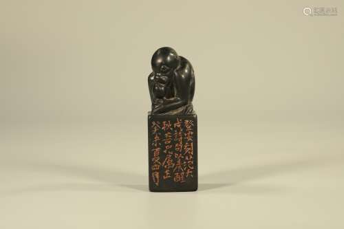 寿山石雕灵猴献寿钮印章
