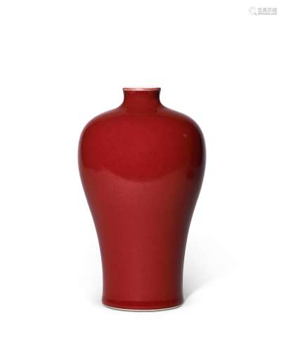 清乾隆 霁红梅瓶