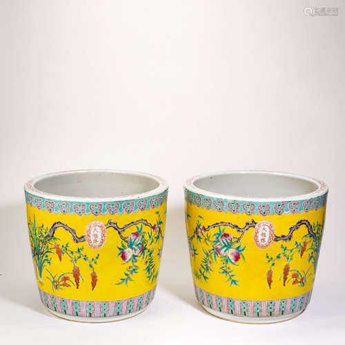 Pair of Daya Zhai style yellow-ground pastel peach pattern f...