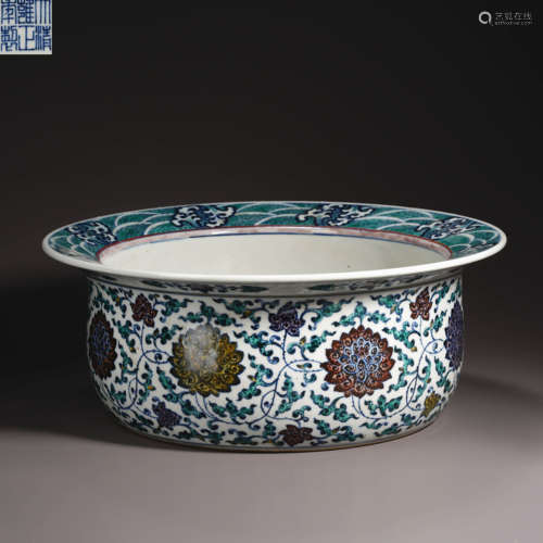 Qing Yongzheng Doucai flower wrapping pot