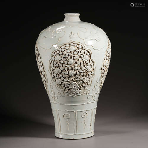 Before the Ming Dynasty, a moon white glaze pinched flower w...