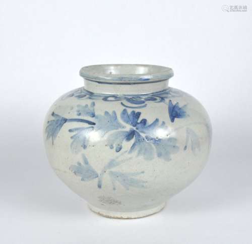 A Chinese or Japanese blue & white jar, 17/18th C.