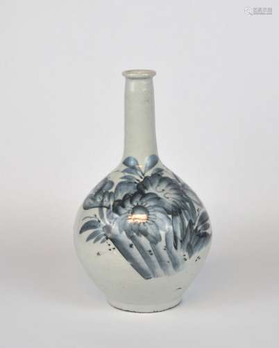 A Japanese Arita blue & white bottle vase, 17/18th C.