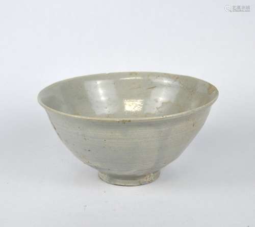 An early Chinese white glazed ceramic bowl, Song/Yuan dynast...