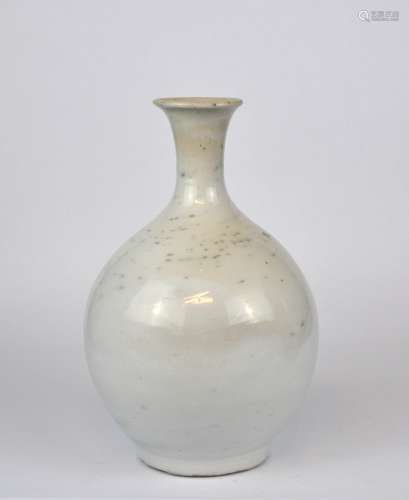A Korean white glazed boulbus vase, 16th C.,