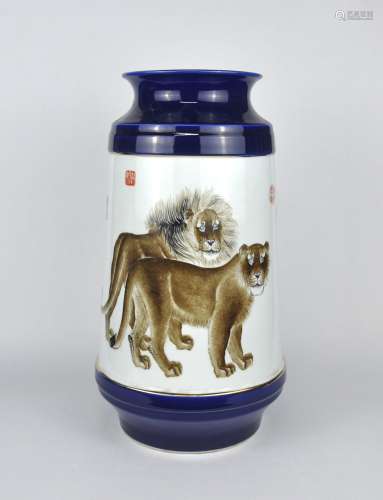 A large Chinese lantern vase painted with lions,