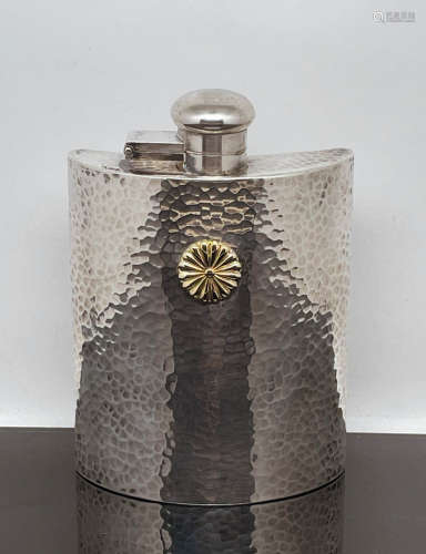 日本皇室十六瓣八重表菊纹徽锤揲纹随身银酒壶