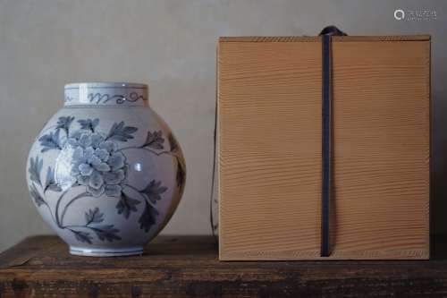 19世纪 李朝晚期青花牡丹提灯壶