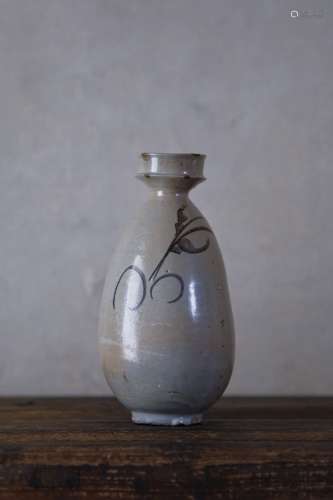 17-18世纪 李朝时代草花纹白瓷提胆瓶